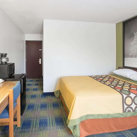Super 8 By Wyndham Columbus Exterior foto